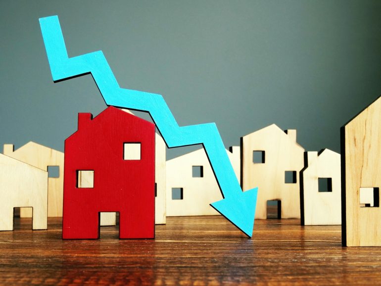Canadian home prices decline