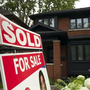 The Canadian Real Estate Association says February home sales jumped 19.7 per cent compared with a year ago. A West-end Toronto home for sale is shown in this July 15, 2023 file photo. THE CANADIAN PRESS/Graeme Roy The Canadian Real Estate Association says February home sales jumped 19.7 per cent compared with a year ago. A West-end Toronto home for sale is shown in this July 15, 2023 file photo. THE CANADIAN PRESS/Graeme Roy